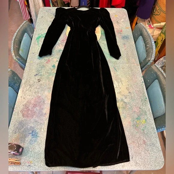 Vintage Velvet & BOW Gown - Picture 2 of 16